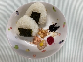 おにぎりに　はいりたいやつ　よっといで