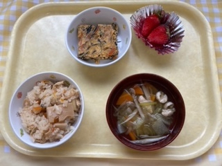 たけのこご飯、ひじきの卵焼き、鶏ごぼう汁、いちご