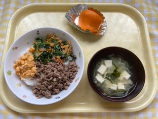 ビビンバ、わかめスープ、デコポン