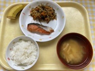 ごはん、鮭の照り焼き、切昆布煮、みそ汁、バナナ