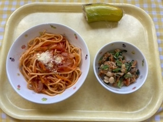 スパゲッティナポリタン、豆菜サラダ、バナナ