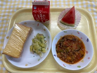 人参パン、ラタトゥイユ、ジャーマンポテト、牛乳、すいか