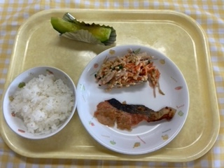 ごはん、鮭の生姜みそ焼き、納豆サラダ、メロン
