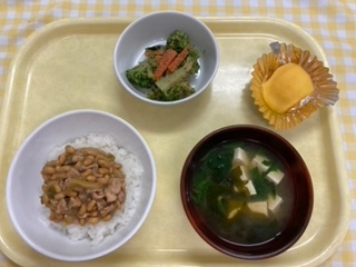 納豆入り肉どんぶり、ごま和え、みそ汁、柿