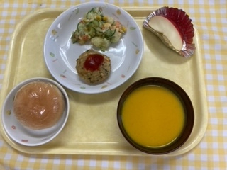 丸パン、豆腐バーグ、ポテトサラダ、かぼちゃポタージュ、りんご