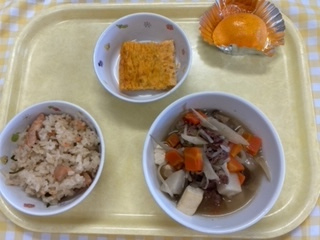 鮭ご飯、五目卵焼き、山形風芋煮汁、みかん